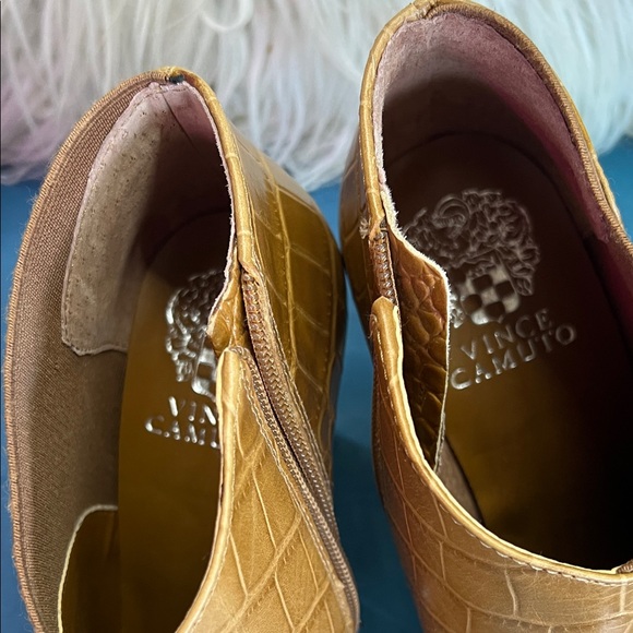 Vince Camuto Cognac Croc-Embossed Pointed Toe Ankle Boots Size 7 1/5 - Picture 2 of 7